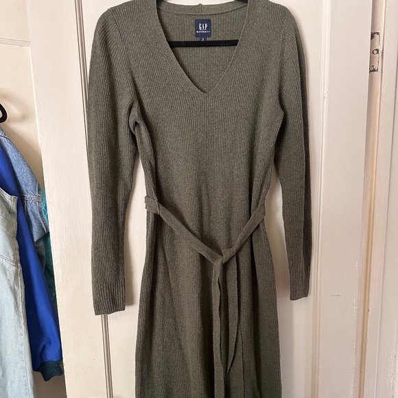 GAP maternity belted midi maternity sweater dress with 10” slit - Picture 1 of 9